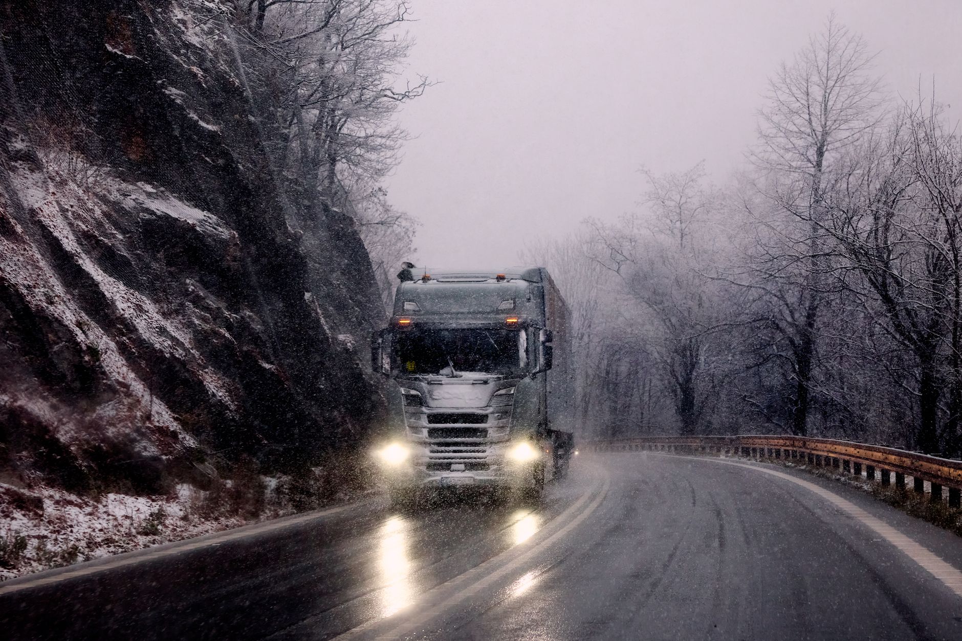 Știați că umiditatea excesivă în interiorul dubei poate duce la formarea mucegaiului sub izolație