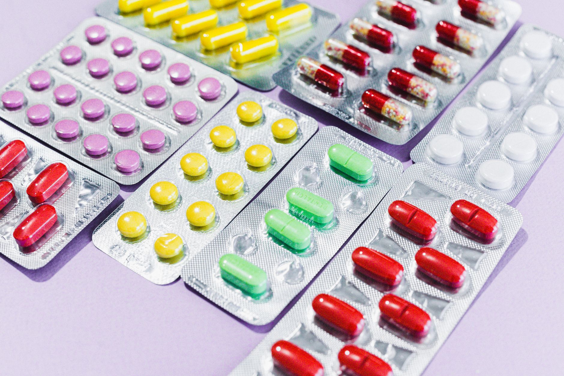 De ce transportul de produse farmaceutice necesită un sistem de alertă prin e-mail și SMS